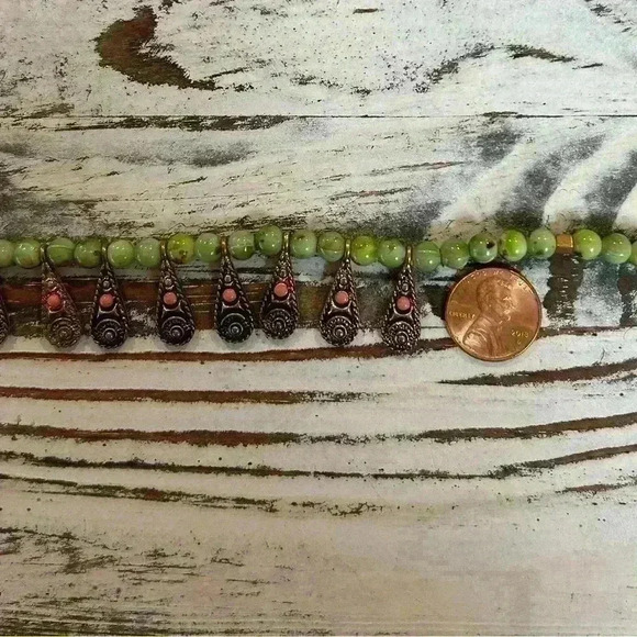 Green bead and Copper tone Necklace - Picture 3 of 5